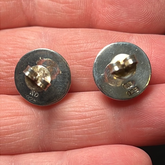 Vintage signed ND Native American etched sterling silver domed earrings - Picture 4 of 7